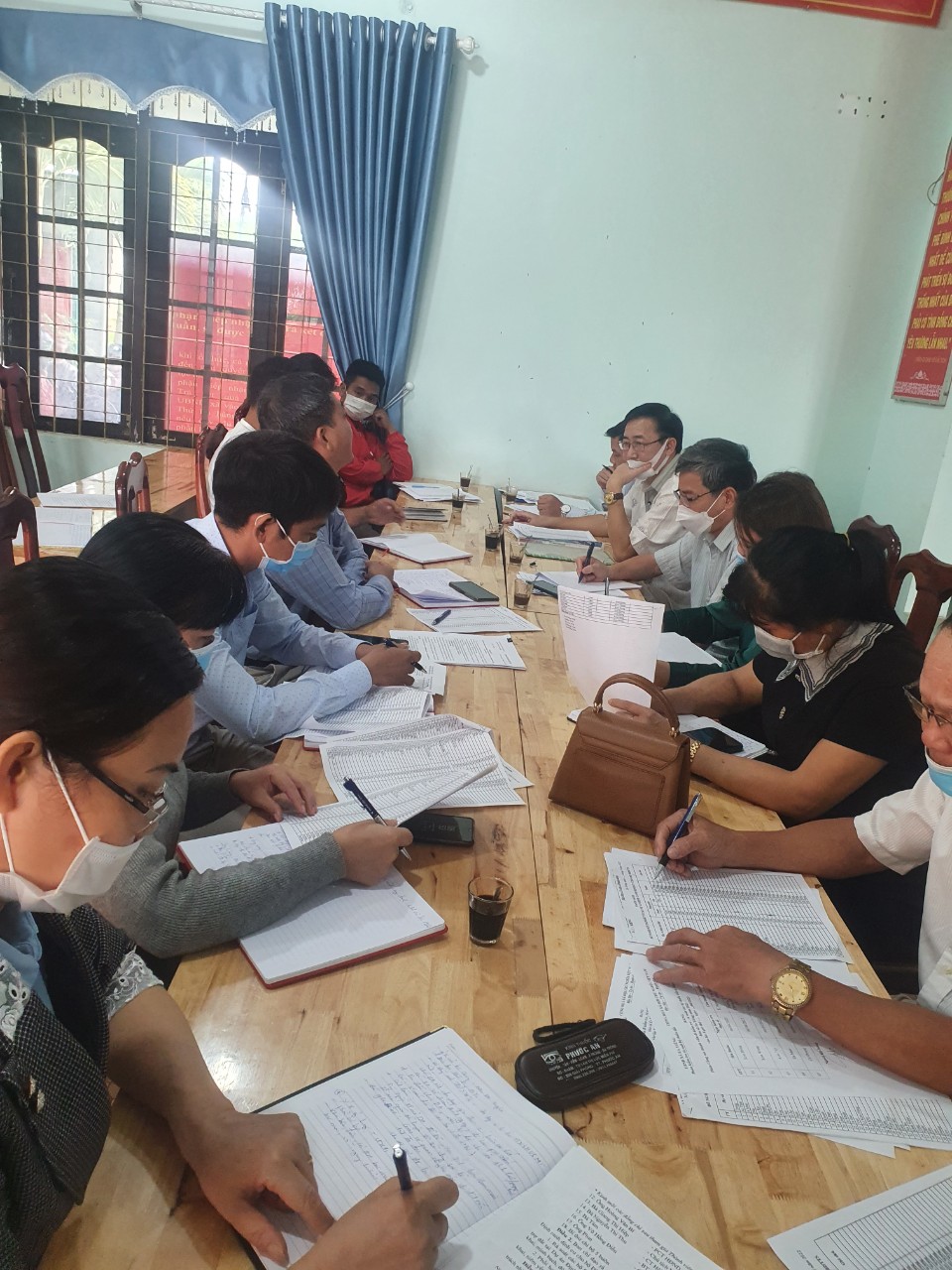 UBND huyện làm việc với xã về việc xem xet, thống nhất các hộ dân được cấp đất tại Dự án định canh định cư cho hộ ĐBDTTS xã Ea Yiêng
